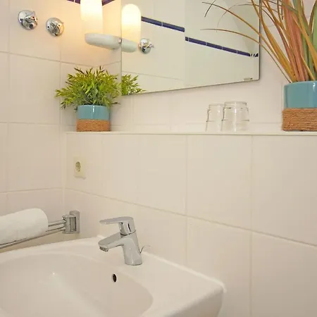 F-1010 Strandhaus Moenchgut Dz 37 Strandnah, Inkl Fruehstueck *